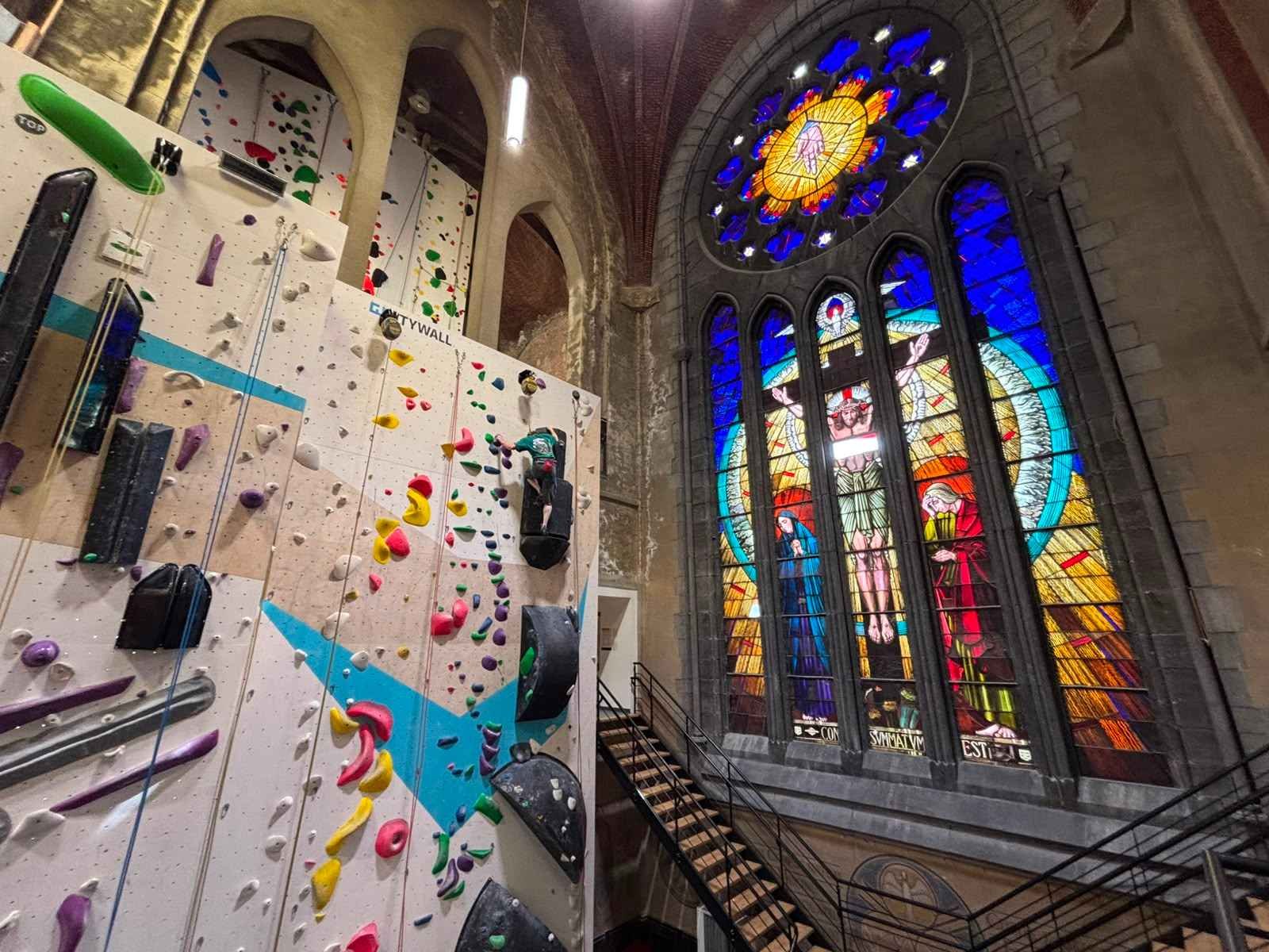 Review Maniak Padoue in Brussel: Klimmen in een kerk